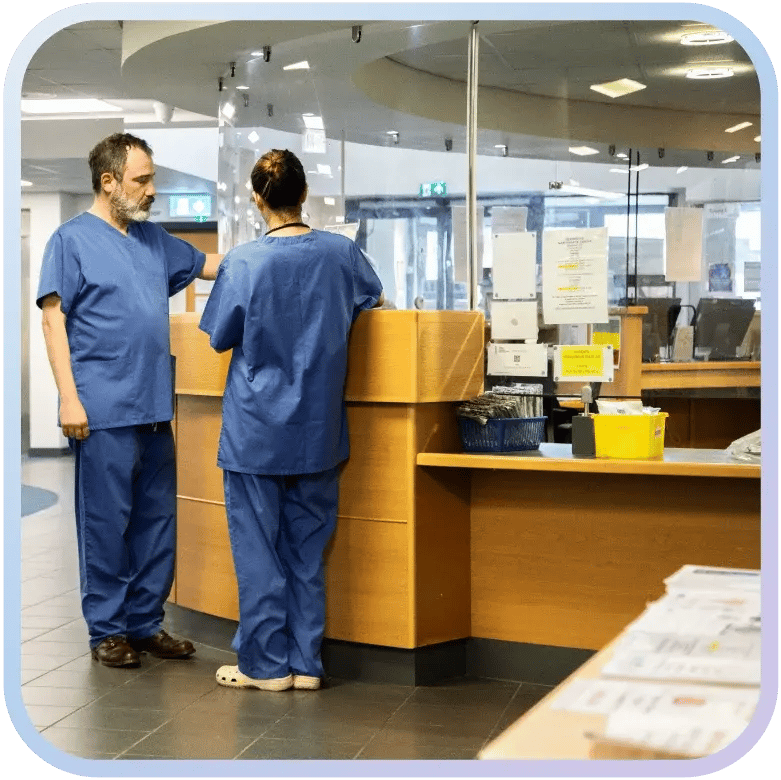 ind-altcontent-healthcare-reception-doctors-talking ind-altcontent-healthcare-reception-doctors-talking